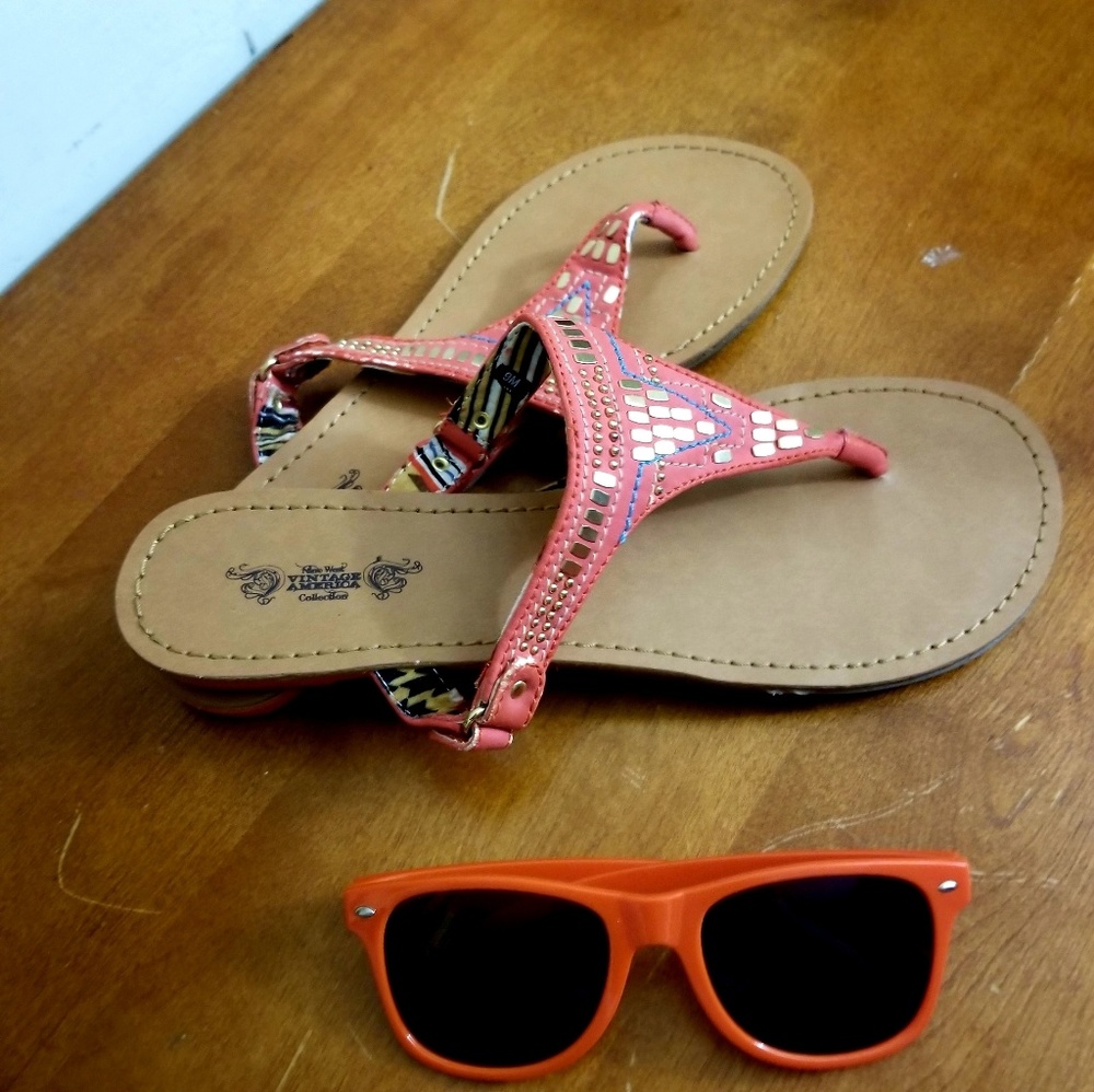 NWOT Tribal Salmon Gold Thong Sandals